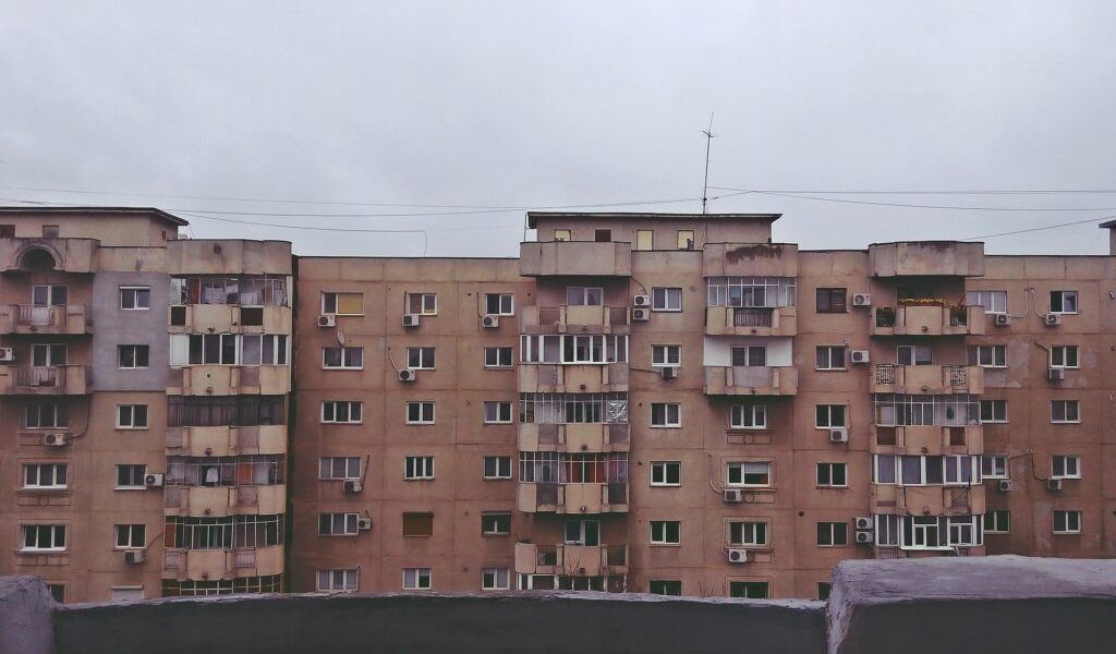 Blocuri sub asediu: Românii, responsabili legal pentru vecini