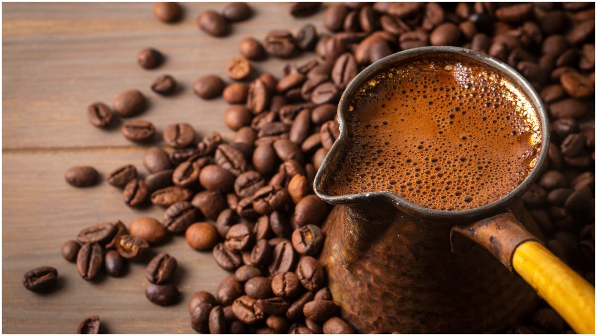 Cafeaua, scumpită cu peste 23 la sută: Prețuri urcă și la zahăr, lapte | AUDIO