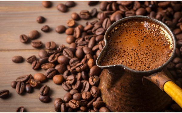 Cafeaua, scumpită cu peste 23 la sută: Prețuri urcă și la zahăr, lapte | AUDIO