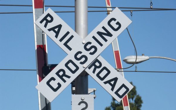 Mașină autonomă, pericol pe șine: A spart o barieră, a trecut prin fața trenului