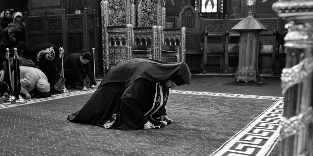 În Vinerea Mare a anului 2026, pe 10 aprilie, tradiția trecerii pe sub masă va fi reluată în multe comunități din România, un obicei ancestral cu profunde semnificații spirituale și culturale