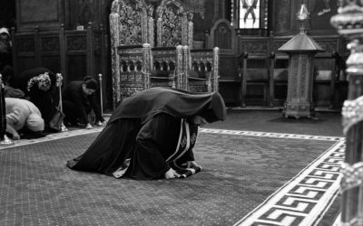 În Vinerea Mare a anului 2026, pe 10 aprilie, tradiția trecerii pe sub masă va fi reluată în multe comunități din România, un obicei ancestral cu profunde semnificații spirituale și culturale