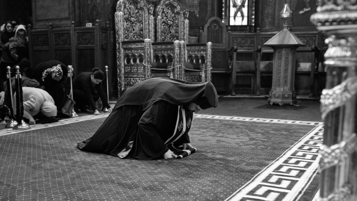 În Vinerea Mare a anului 2026, pe 10 aprilie, tradiția trecerii pe sub masă va fi reluată în multe comunități din România, un obicei ancestral cu profunde semnificații spirituale și culturale