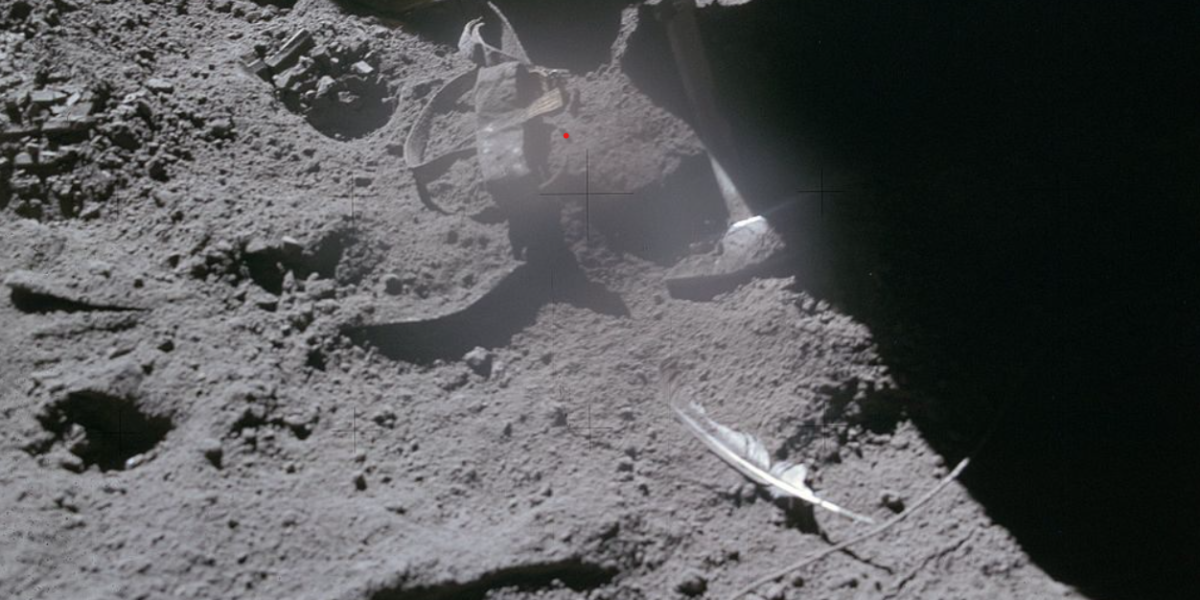 În timpul unei misiuni istorice pe Lună, un astronaut a demonstrat legile gravitației într-un mod memorabil, folosind o pană și un ciocan