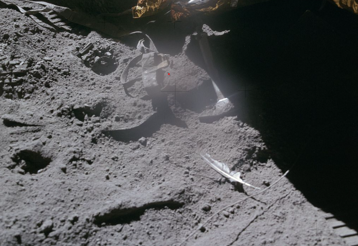 O pană de șoim pe LUNĂ? NASA, pusă la zid după o fotografie