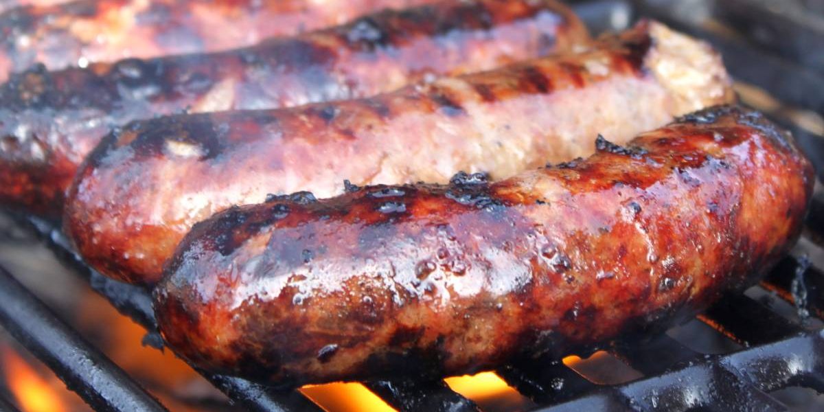 Cârnații pot deveni mai suculenți și mai gustoși dacă renunți la acest obicei comun Un aspect adesea ignorat de majoritatea pasionaților de preparate din carne, inclusiv de cei care savurează cârnați, poate influența semnificativ gustul și textura acestora