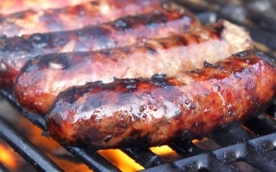 Cârnații pot deveni mai suculenți și mai gustoși dacă renunți la acest obicei comun Un aspect adesea ignorat de majoritatea pasionaților de preparate din carne, inclusiv de cei care savurează cârnați, poate influența semnificativ gustul și textura acestora