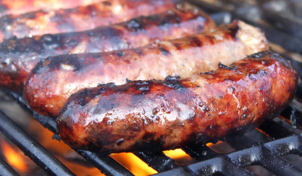 Cârnații pot deveni mai suculenți și mai gustoși dacă renunți la acest obicei comun Un aspect adesea ignorat de majoritatea pasionaților de preparate din carne, inclusiv de cei care savurează cârnați, poate influența semnificativ gustul și textura acestora