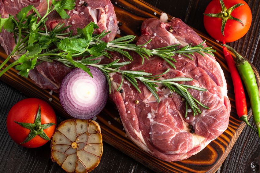 Șoc pe piață înainte de Paște: Prețul cărnii de miel a explodat în 2026 Prețurile cărnii de miel au atins cote alarmante în pragul sărbătorilor pascale din 2026, generând îngrijorare în rândul românilor