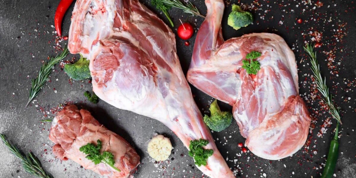 Nu-ți place gustul puternic de miel? Iată cum poți „îmblânzi” carnea pentru Paște Te-ai săturat de gustul specific al cărnii de miel, dar totuși vrei să te bucuri de un preparat gustos de Paște? Nu ești singurul