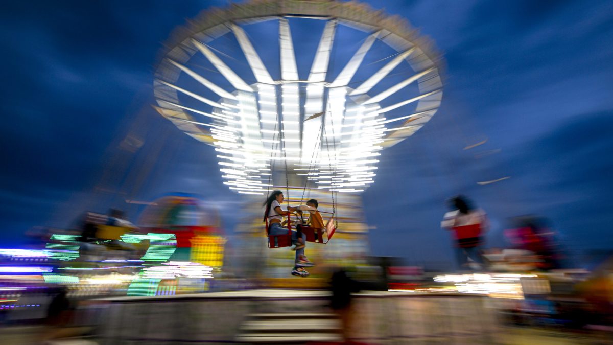 Tineri, prinși într-un carusel: Intervenție spectaculoasă a pompierilor!