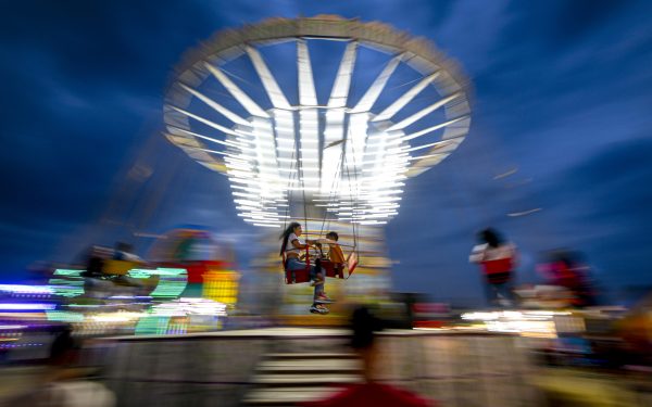 Tineri, prinși într-un carusel: Intervenție spectaculoasă a pompierilor!