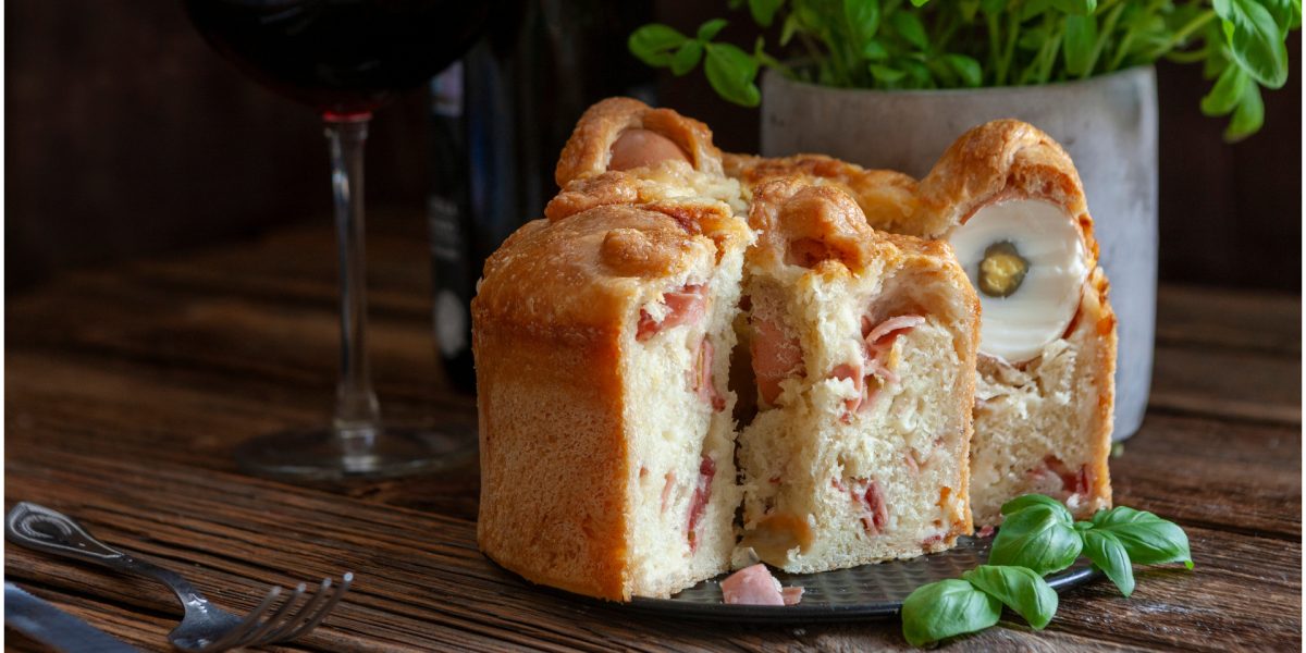 Italienii romano-catolici sărbătoresc a doua zi de Paște într-un mod tradițional, cu preparate culinare specifice și muzică veselă, de obicei petrecute în aer liber