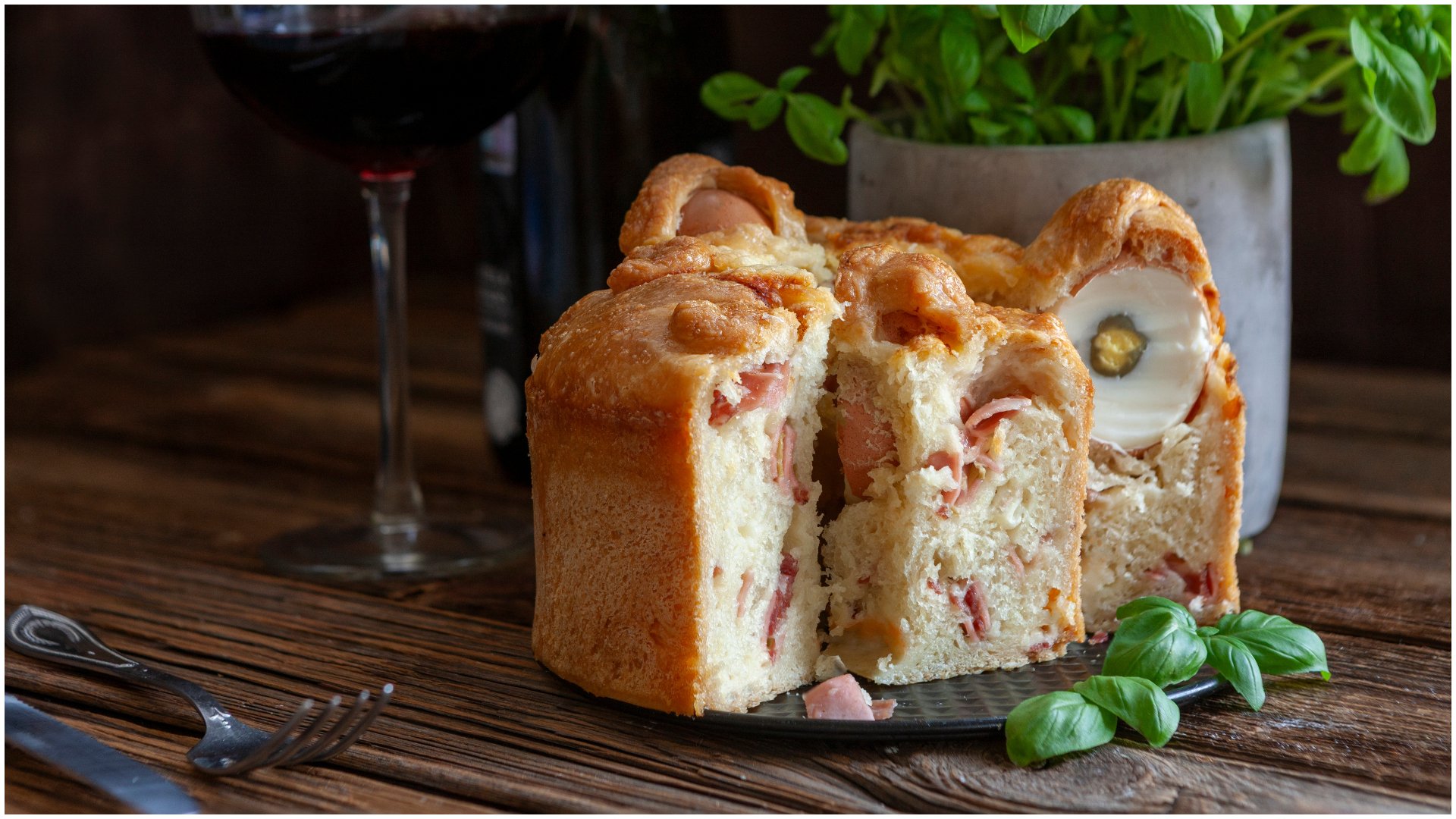 Italienii romano-catolici sărbătoresc a doua zi de Paște într-un mod tradițional, cu preparate culinare specifice și muzică veselă, de obicei petrecute în aer liber