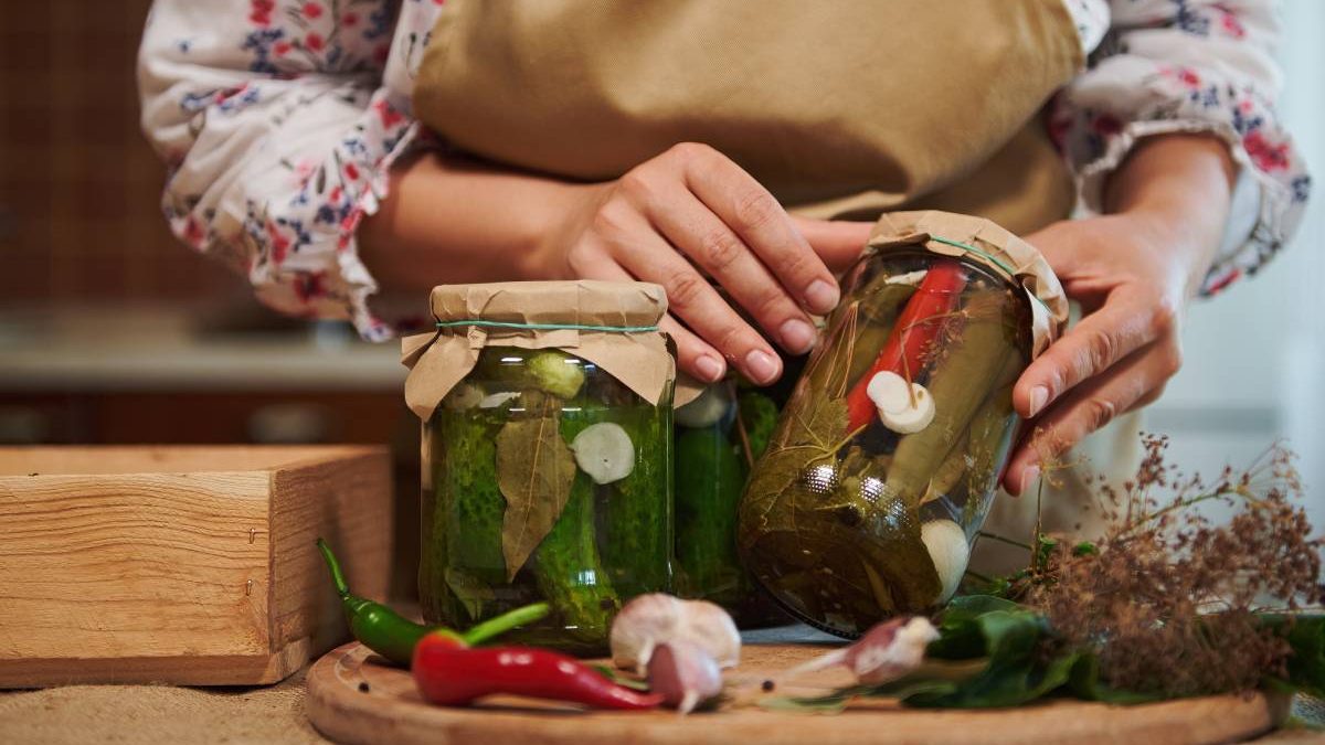 Castraveți murați crocanți: secretul din borcan pe care NU-l știai