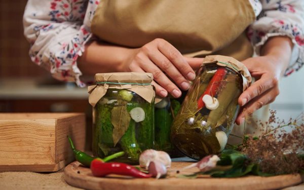Castraveți murați crocanți: secretul din borcan pe care NU-l știai