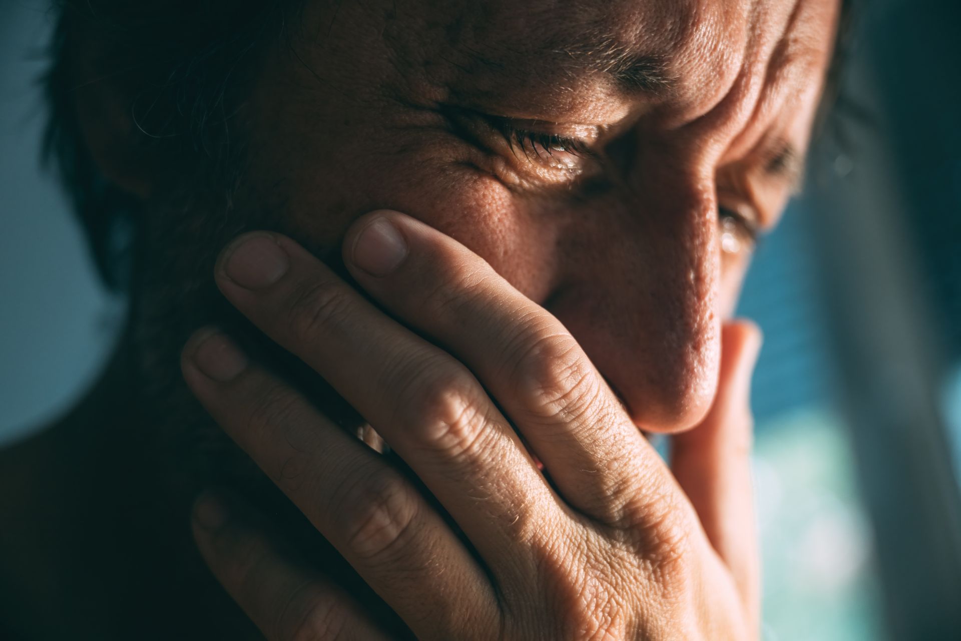 Cât de mult plânge un om? Rezultatele unui studiu recent indică diferențe semnificative între sexe, dar și complexitatea efectelor plânsului asupra stării emoționale, într-un context unde cercetările științifice sunt încă limitate