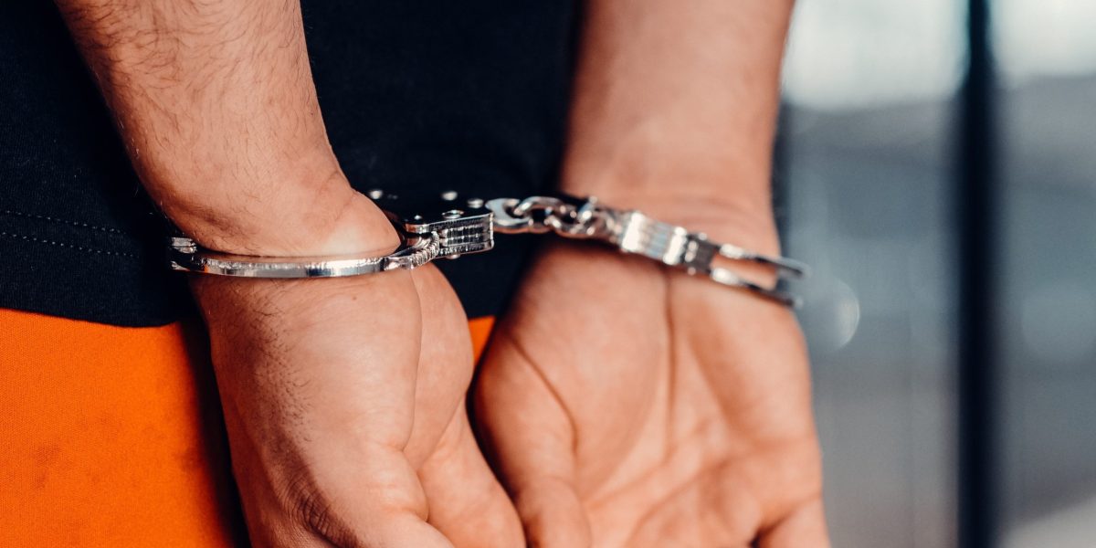 Hârșova: Doi bărbați, reținuți pentru distrugere, violare de domiciliu și lovire!