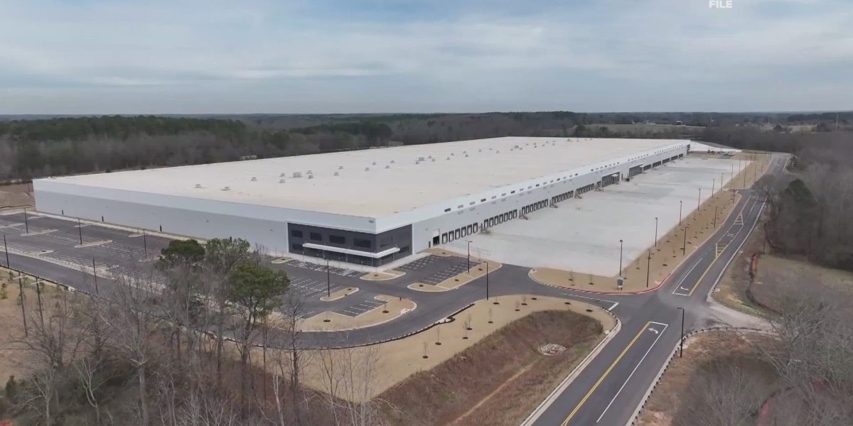 Doi vecini din Georgia, Gareth Fenley și John Miller, își dedică zilele unei misiuni comun compromise: supravegherea unui centru de detenție