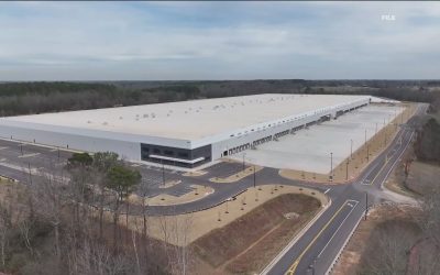 Doi vecini din Georgia, Gareth Fenley și John Miller, își dedică zilele unei misiuni comun compromise: supravegherea unui centru de detenție