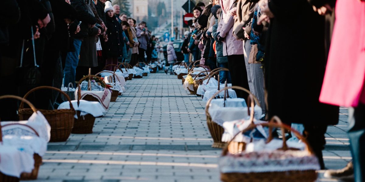 Ceremonia de sfințire a bucatelor de Paște, organizată anual la Miercurea-Ciuc, a reunit duminică mii de participanți, fiind considerată cel mai mare eveniment de acest gen din Bazinul Carpatic