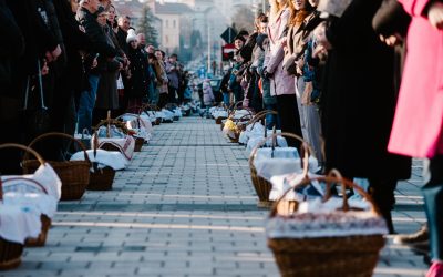 Ceremonia de sfințire a bucatelor de Paște, organizată anual la Miercurea-Ciuc, a reunit duminică mii de participanți, fiind considerată cel mai mare eveniment de acest gen din Bazinul Carpatic