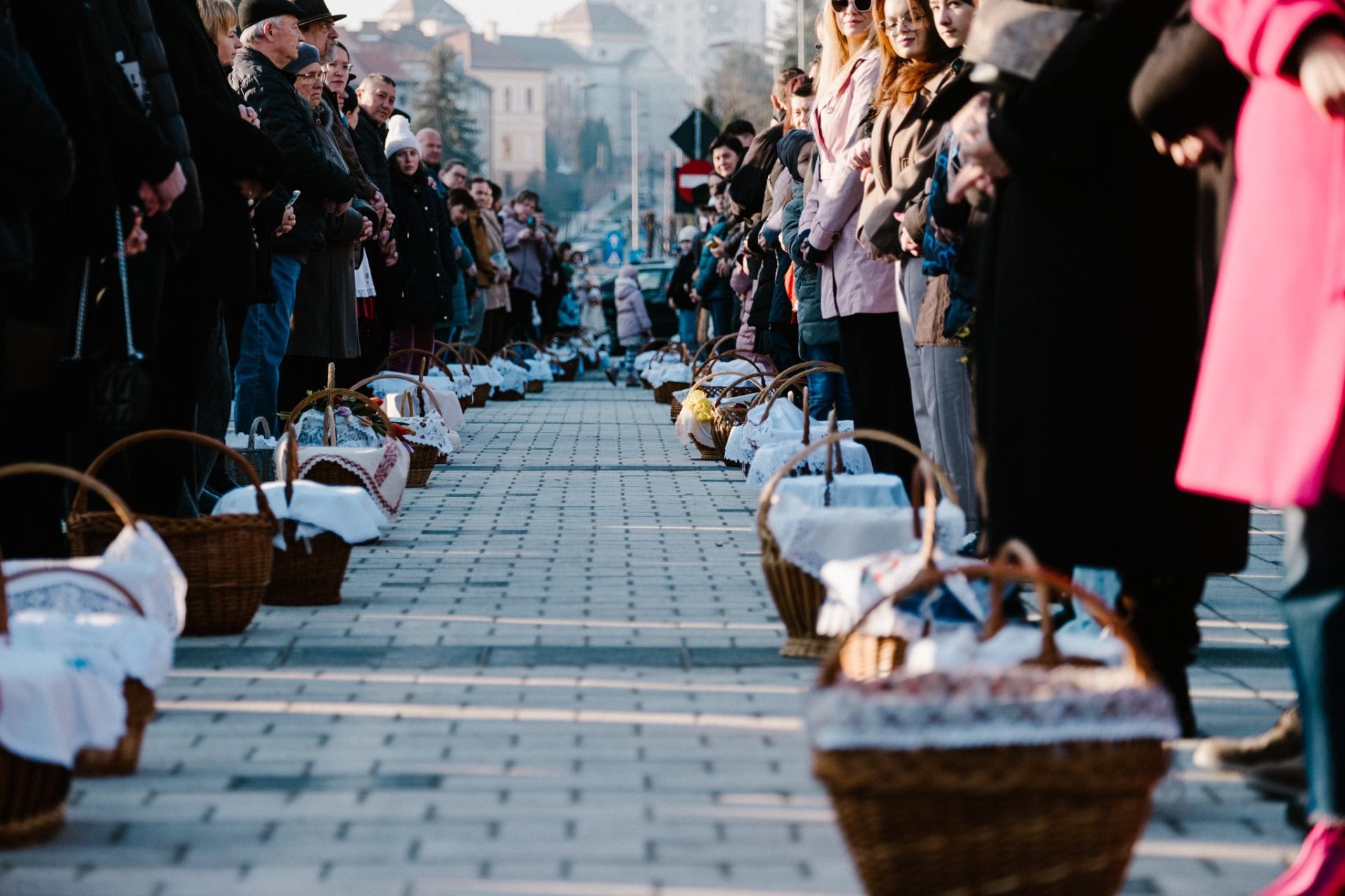 Ceremonia de sfințire a bucatelor de Paște, organizată anual la Miercurea-Ciuc, a reunit duminică mii de participanți, fiind considerată cel mai mare eveniment de acest gen din Bazinul Carpatic