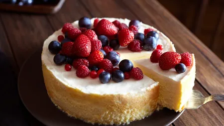 Rețetă DELICIOASĂ de cheesecake cu căpșuni: Desertul perfect pentru familie!