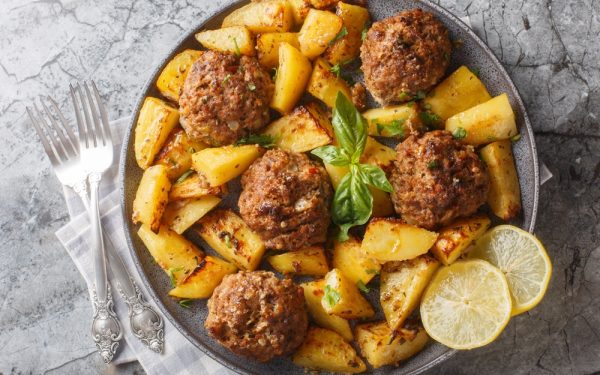 Gustul paradisului: Rețeta de chiftele grecești la cuptor face furori!