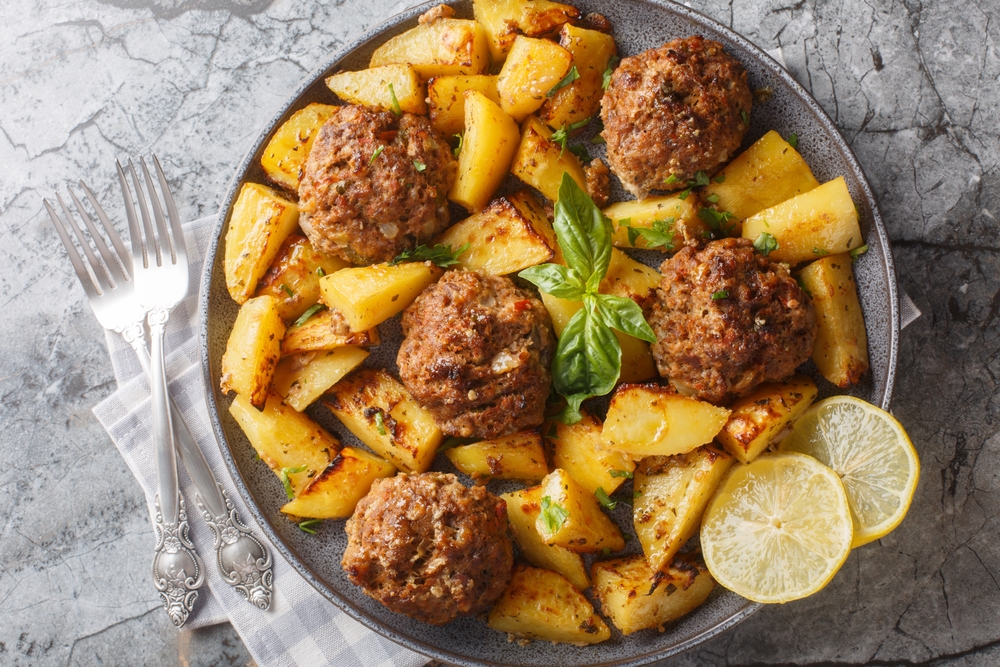 Gustul paradisului: Rețeta de chiftele grecești la cuptor face furori!