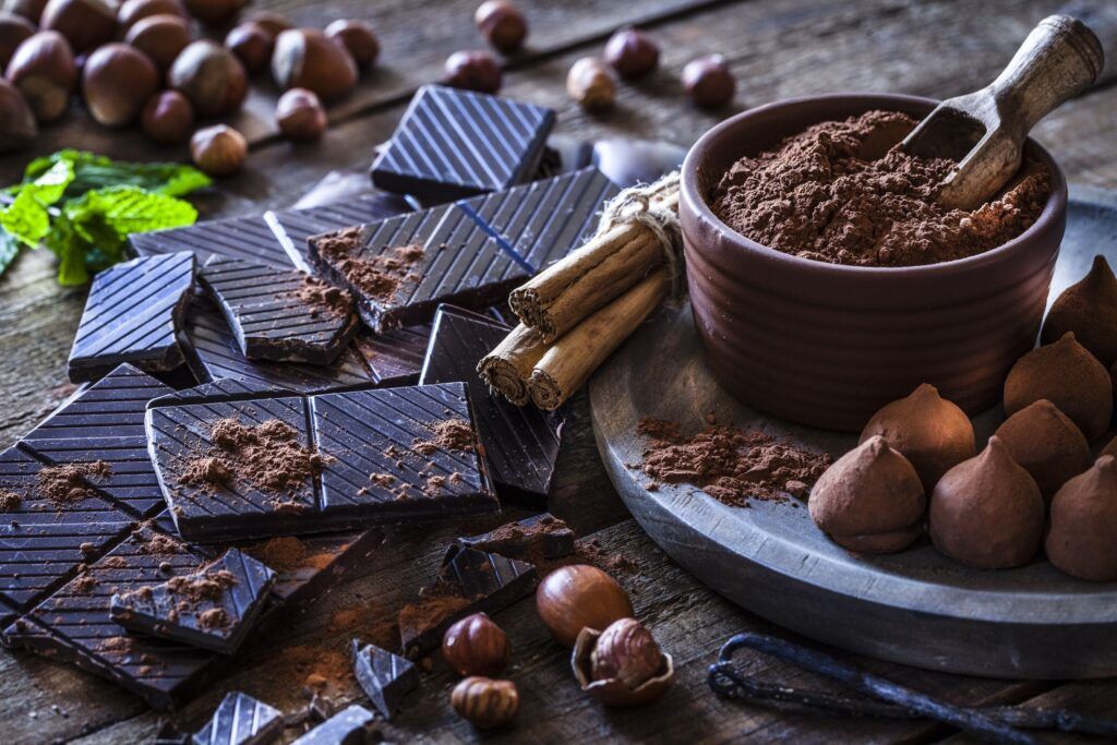Ciocolata neagră cu un conținut ridicat de cacao, precum cea de 90%, este adesea promovabilă ca fiind cea mai sănătoasă variantă