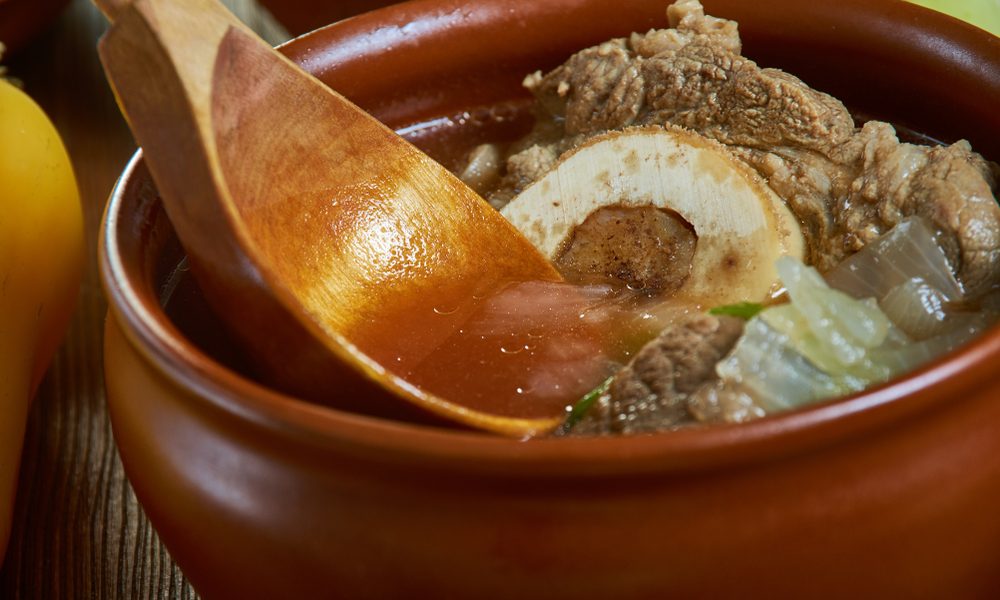 Ciorbă de căpățână de miel ca-n Ardeal: Rețetă bunicilor, gust autentic!