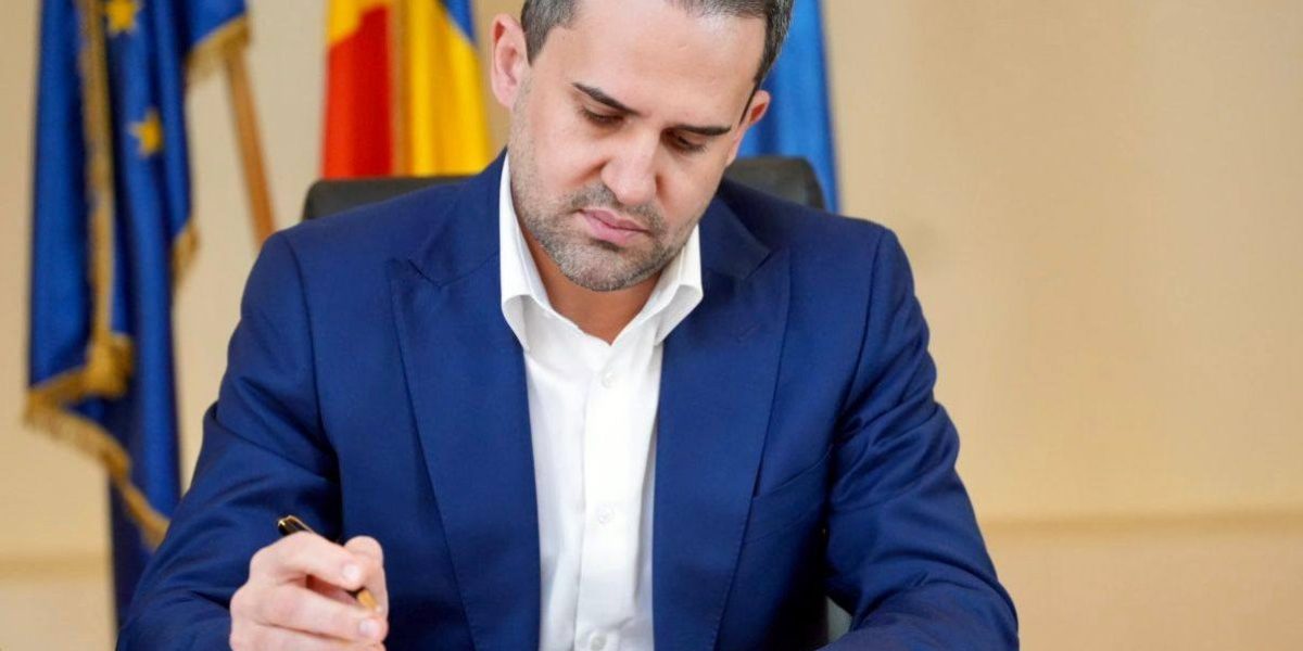Ministrul Transporturilor, Ciprian Șerban, a anunțat semnarea a trei contracte de finanțare pentru achiziția de vehicule electrice destinate Serviciului Român de Informații (SRI), Serviciului de Telecomunicații Speciale (STS) și Serviciului de Protecție și Pază (SPP)