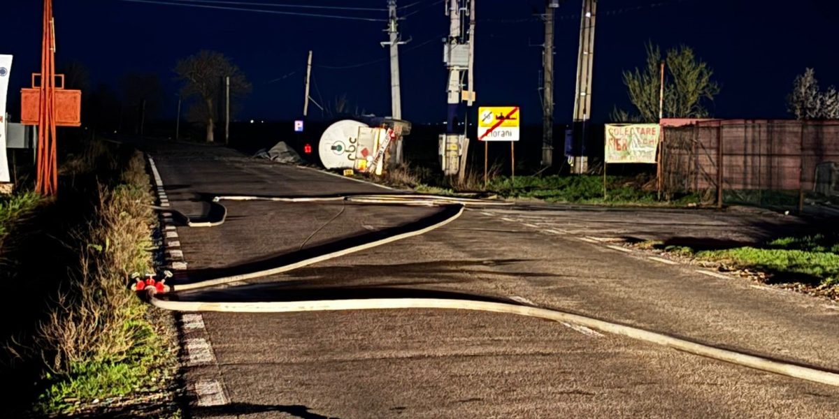 zeci de persoane evacuate după ce o cisternă cu GPL s-a răsturnat pe DN1