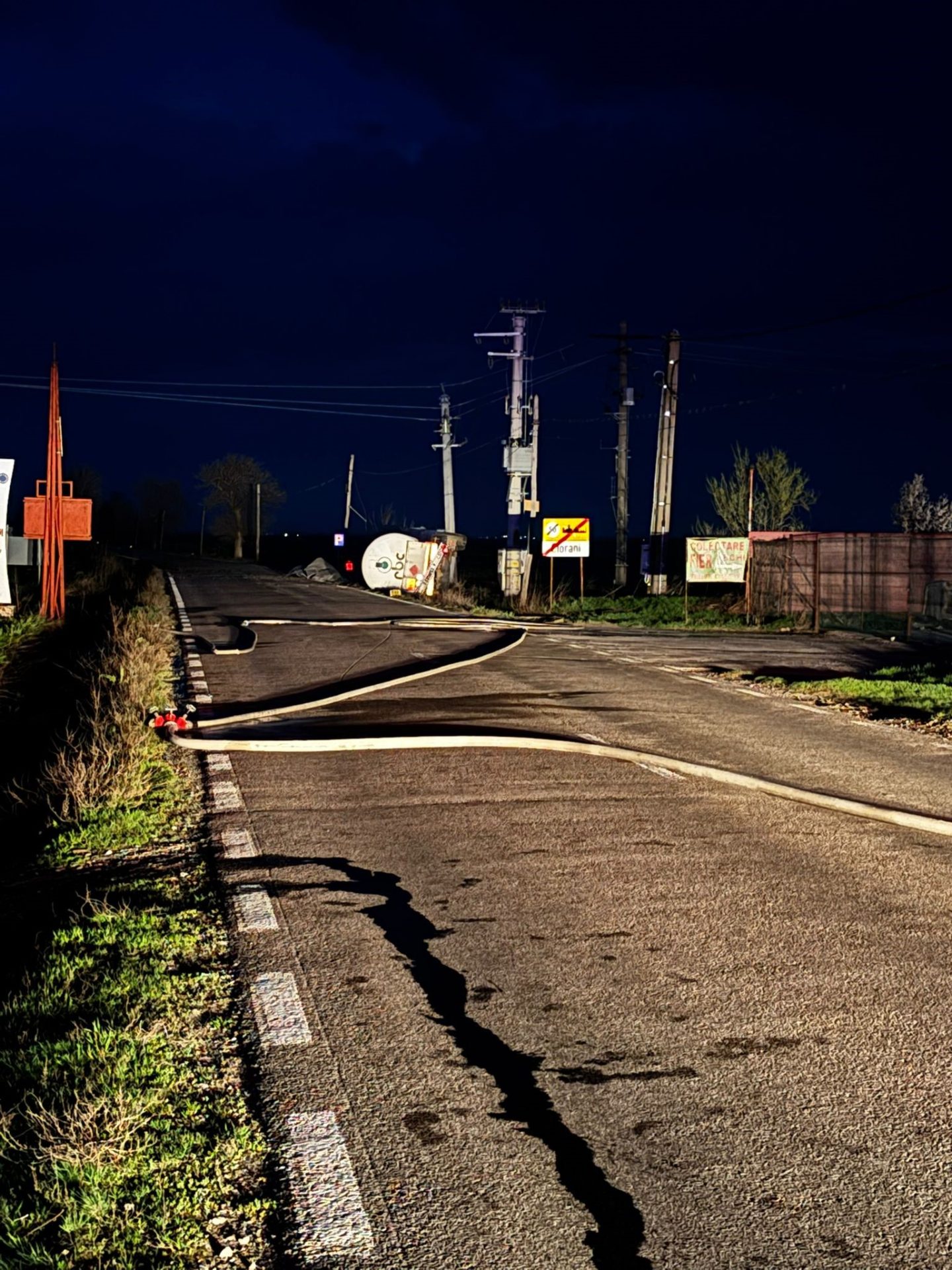 zeci de persoane evacuate după ce o cisternă cu GPL s-a răsturnat pe DN1