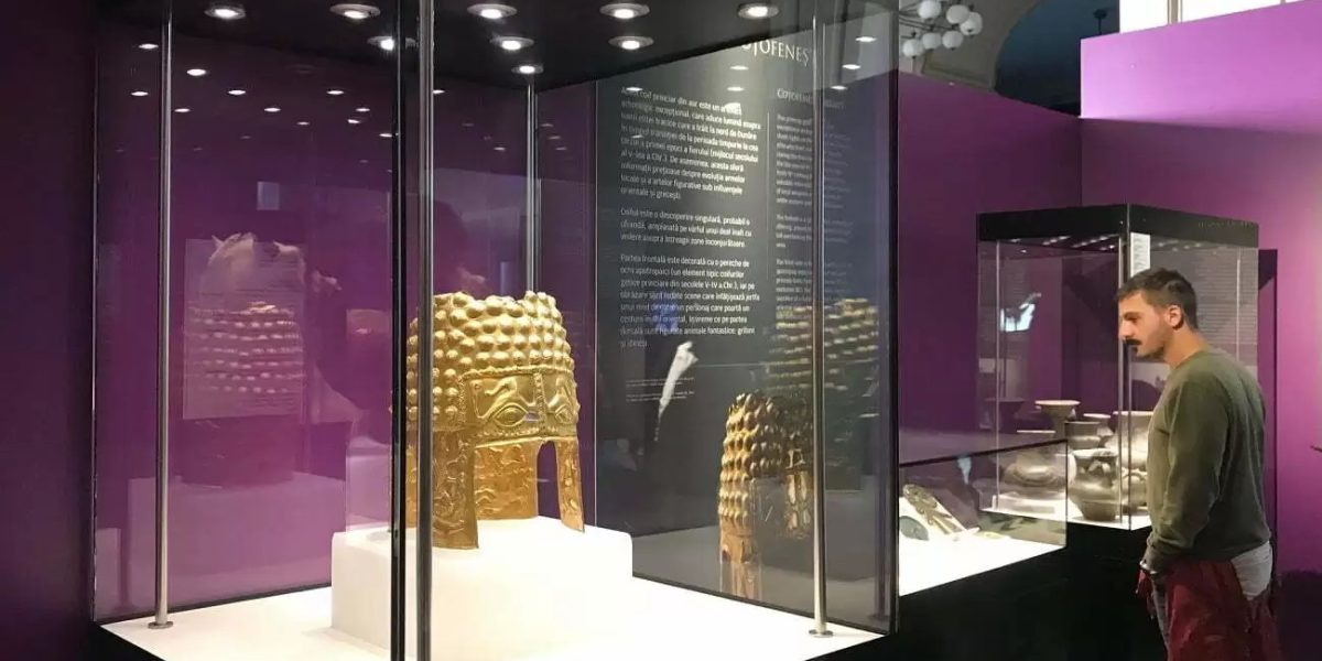 Tezaurul dacic de la Coțofenești, recuperat din Olanda după peste un an de la furt Pierdere și speranță, acestea sunt temele principale ale unui eveniment neașteptat: coiful de AUR de la Coțofenești, alături de două dintre cele trei brățări dacice furate în urmă cu mai bine de un an, au fost recuperate în cele din urmă din Muzeul Drents din Assen, Olanda