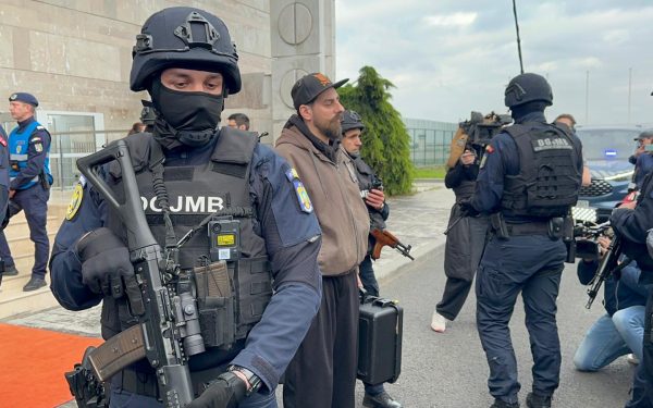 Coiful de la Coțofenești și brățările dacice, acasă: Escortă de forțe speciale în România