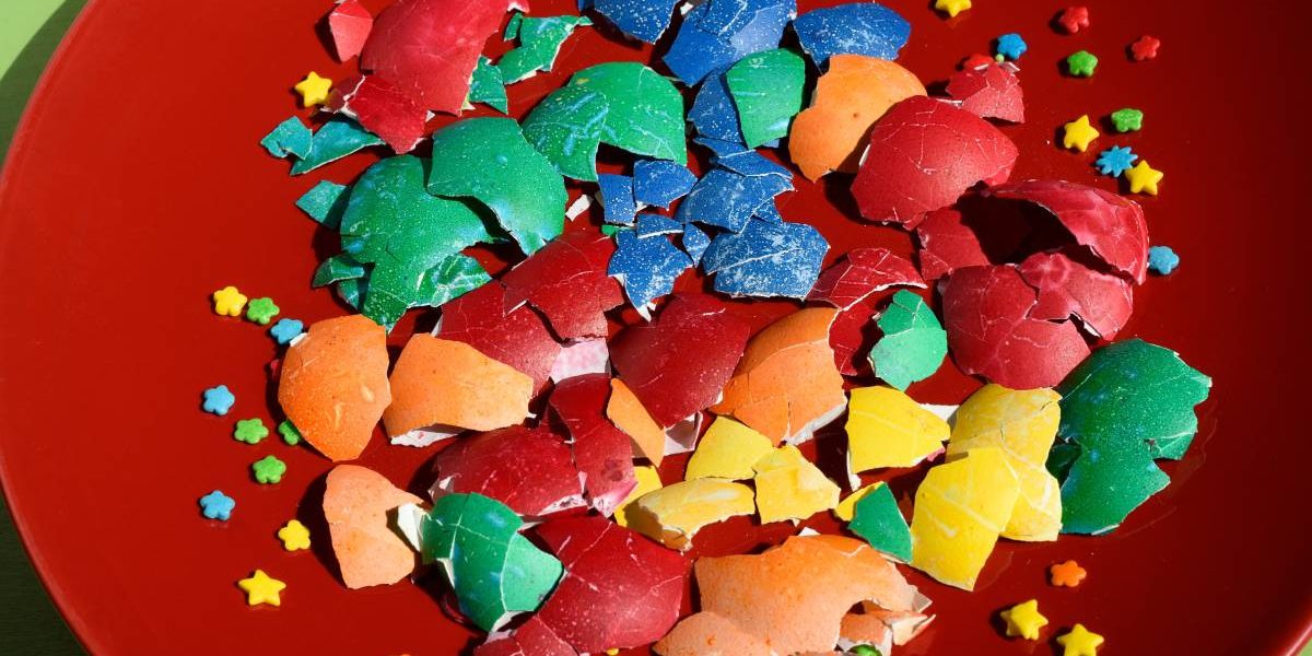 Nu arunca cojile de ouă de Paște! Secretul grădinii fertile: „ceaiul de coajă”