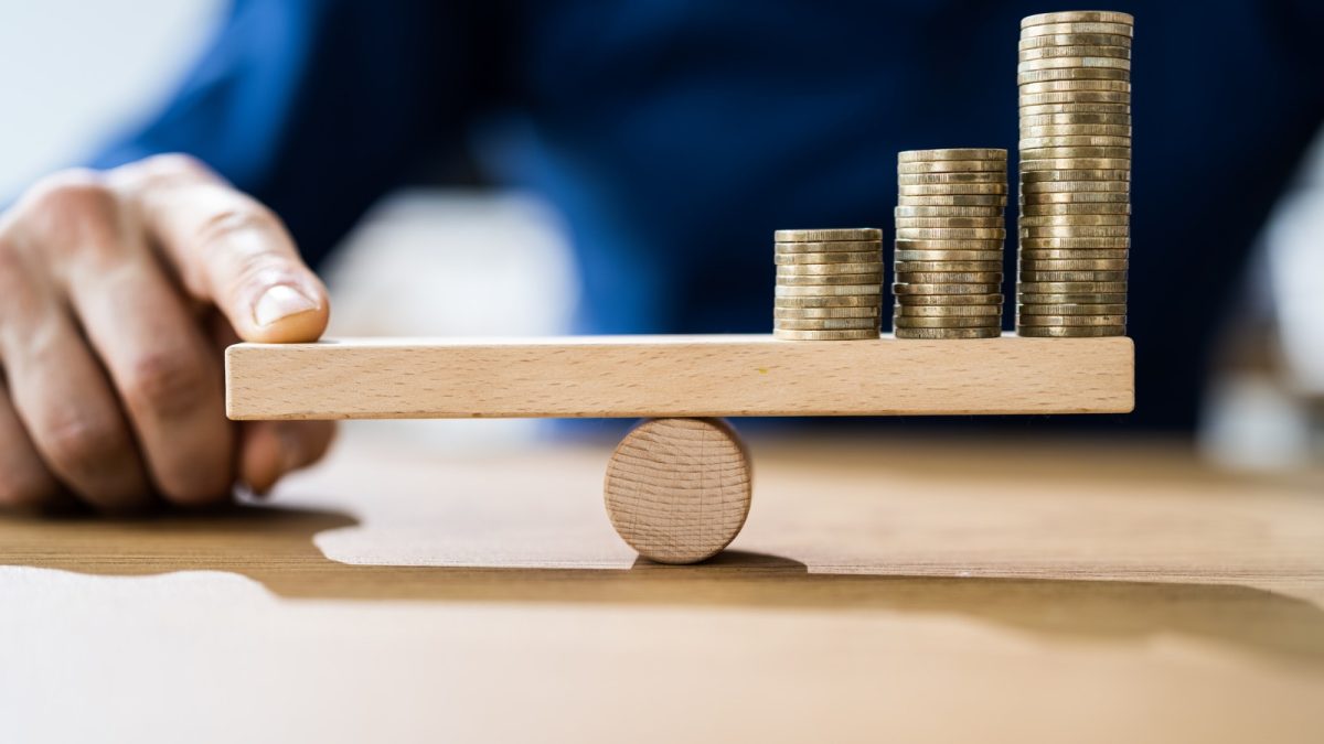 Inflația roade economia: Firmele înghit, românii strâng cureaua la consum