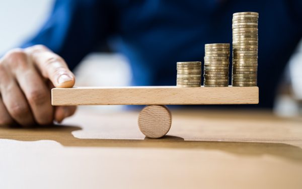 Inflația roade economia: Firmele înghit, românii strâng cureaua la consum