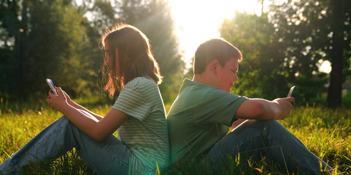 Autoritățile recomandă ca pentru copiii sub cinci ani timpul petrecut în fața ecranelor să nu depășească o oră pe zi, iar pentru cei de sub doi ani, utilizarea ar trebui evitată aproape complet, cu excepția momentelor interactive alături de un adult