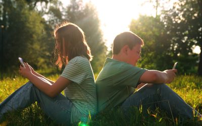 Autoritățile recomandă ca pentru copiii sub cinci ani timpul petrecut în fața ecranelor să nu depășească o oră pe zi, iar pentru cei de sub doi ani, utilizarea ar trebui evitată aproape complet, cu excepția momentelor interactive alături de un adult