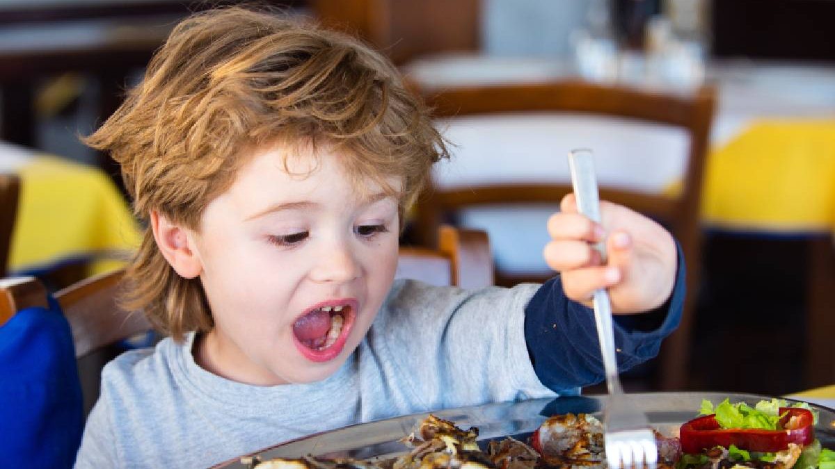 De ce refuză copiii mâncarea: Nu e moft, ci reacția corpului!
