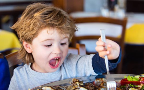 De ce refuză copiii mâncarea: Nu e moft, ci reacția corpului!