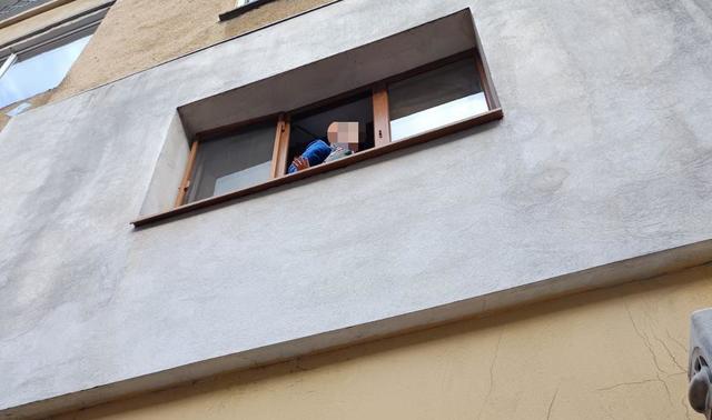 Copil de 6 ani, salvat de polițiști la Râmnicu Vâlcea. Tatăl, în baie