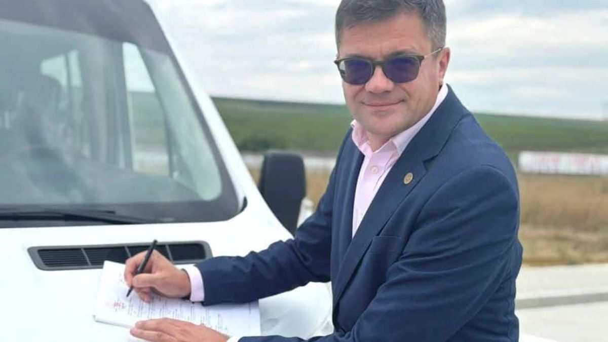 Kovesi anchetează afacerea microbuzelor de lux din bani PNRR