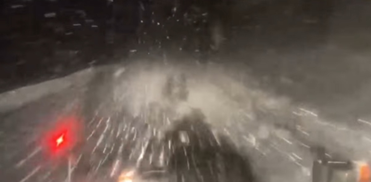 Zona montană a județului Vâlcea se confruntă cu ninsori abundente, care au impus intervenția imediată a utilajelor de deszăpezire pentru a menține circulația rutieră