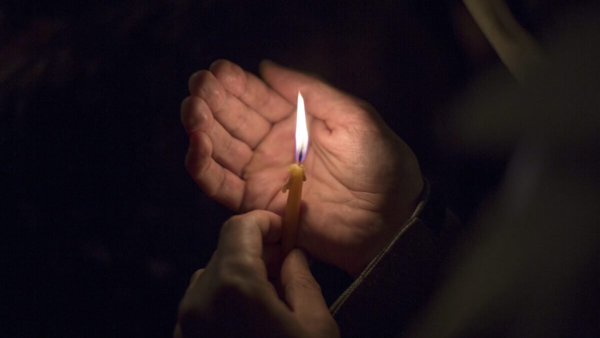 Cât timp ne spunem „Hristos a Înviat”? Semnificația urărilor pascale