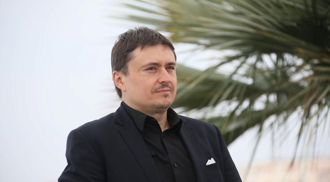 Mungiu revine la Cannes cu „Fjord”, un nou proiect în limba engleză Cristian Mungiu, regizorul român de renume internațional, a fost selectat în competiția principală a Festivalului de Film de la Cannes pentru cel mai recent lungmetraj al său, „Fjord”