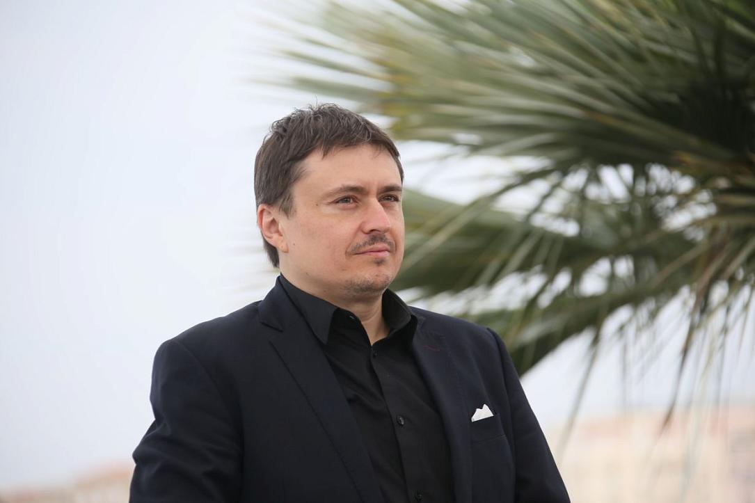 Mungiu revine la Cannes cu "Fjord", un nou proiect în limba engleză Cristian Mungiu, regizorul român de renume internațional, a fost selectat în competiția principală a Festivalului de Film de la Cannes pentru cel mai recent lungmetraj al său, "Fjord"